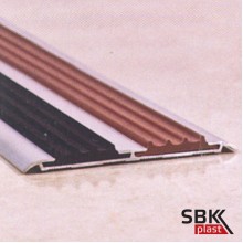 АН-72 алюминиевый порог противоскользящий с коричневой вставкой