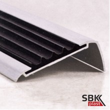 АУ-42 алюминиевый угловой порог противоскользящий с черной резиновой вставкой